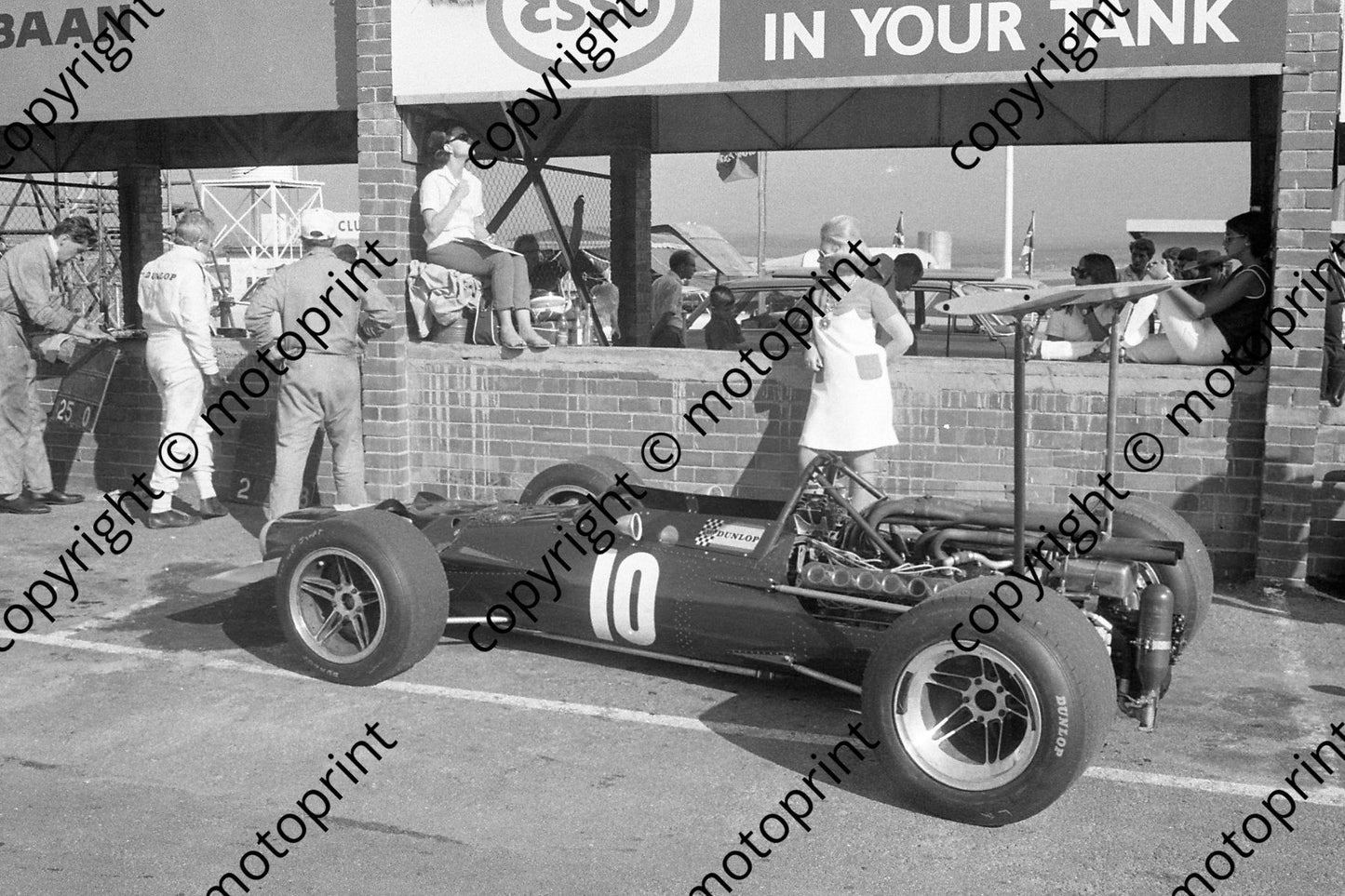 1969 SA GP BRM, John Surtees left, Pat timing, Jean Stanley supervising (courtesy Ken Stewart) 094
