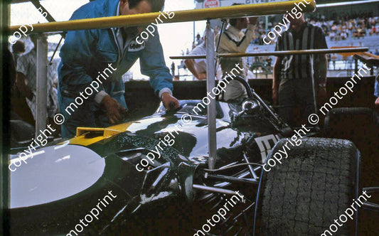 1969 SA GP Brabham BT26 Jackie Ickx pits Ickx Tauranac behind (thanks Vito Momo via G Cavalieri) 013