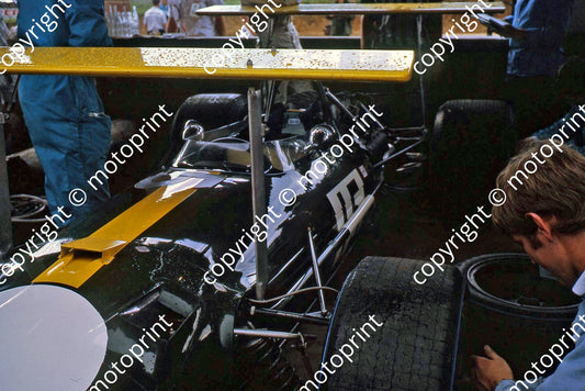 1969 SA GP Brabham BT26 Jackie Ickx pits (thanks Vito Momo via G Cavalieri) 012