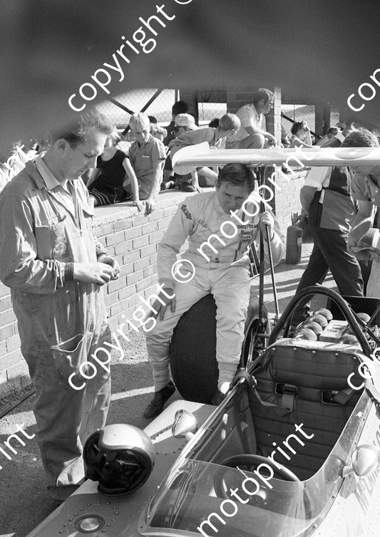 1969 SA GP Bruce McLaren sitting under M7 wing (courtesy Ken Stewart) 078