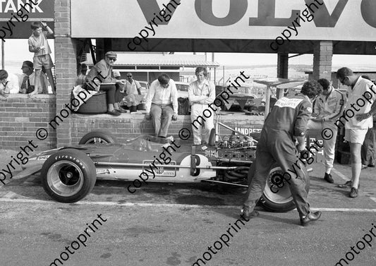 1969 SA GP Chapman Rindt on counter, Andretti behind his car (courtesy Ken Stewart) 065