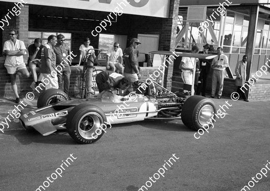 1969 SA GP Graham Hill ready to go_ FBK Tucker, Ian Kenyon background right (courtesy Ken Stewart) 063