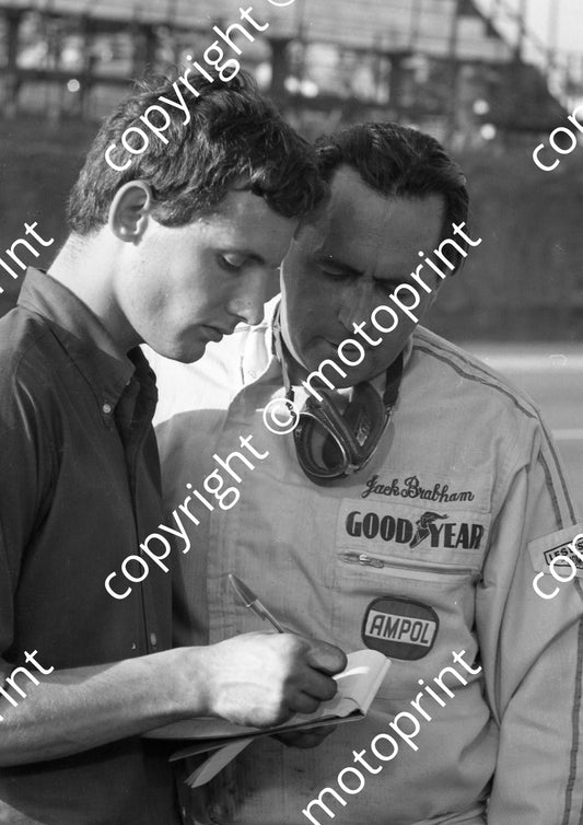 1969 SA GP Jack Brabham in consultation (courtesy Ken Stewart) 043