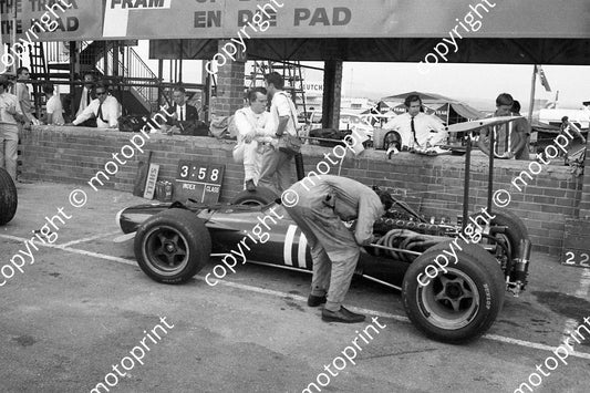 1969 SA GP Jackie Oliver behind BRM V12 (courtesy Ken Stewart) 109