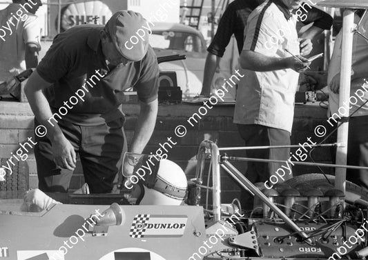 1969 SA GP Jackie Stewart and Ken Tyrrell confer (courtesy Ken Stewart) 048