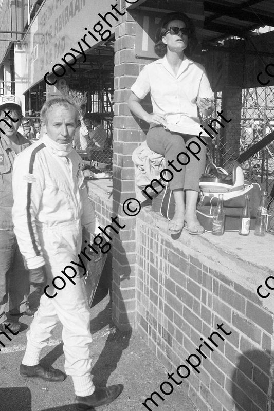 1969 SA GP John Surtees, wife Pat timing (courtesy Ken Stewart) 093