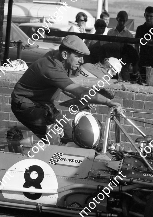 1969 SA GP Ken Tyrrell heaves, Jean-Pierre Beltoise in car Matra (courtesy Ken Stewart) 030