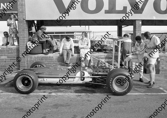 1969 SA GP Lotus 49, Andretti car, Colin Chapman, Jochen Rindt on counter, Mario Andretti behind car (courtesy Ken Stewart) 064