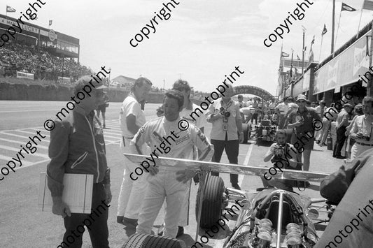 1969 SA GP Mario Andretti, Colin Chapman (courtesy Ken Stewart) 170