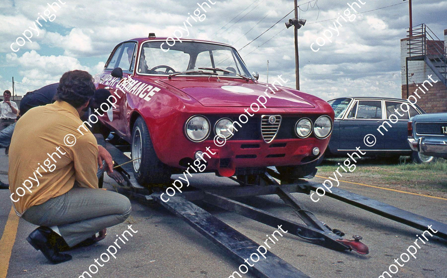1970 9hr Alfa GTAm offloading (thanks Vito Momo via G Cavalieri) 024