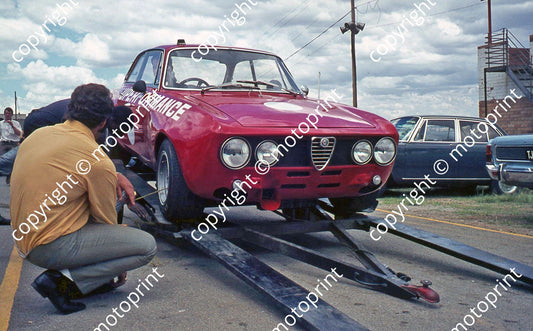 1970 9hr Alfa GTAm offloading (thanks Vito Momo via G Cavalieri) 024