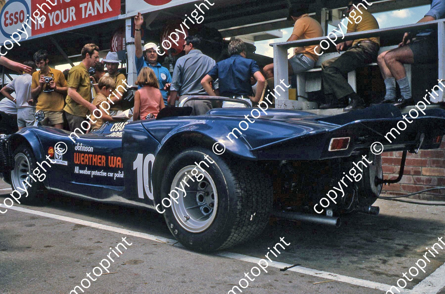 1970 9hr Alfa T33 Charlton Driver pits (thanks Vito Momo via G Cavalieri)033