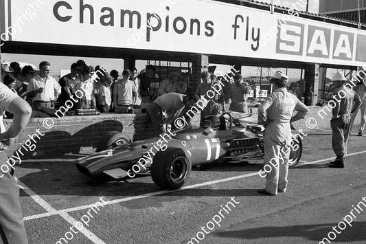 1970 SA GP Ickx Ferrari, Forghieri behind, Jack Nucci far left behind counter (thanks Ken Stewart) 076