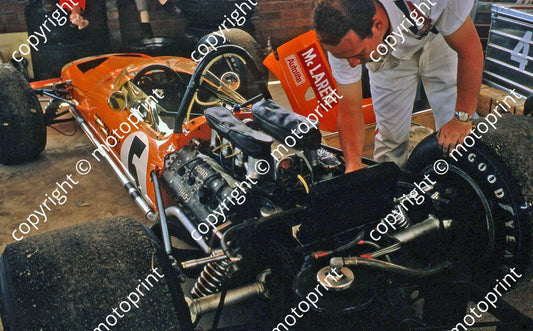 1970 SA GP McLaren M14 McLaren car eng detail in pits (thanks Vito Momo via G Cavalieri) 036