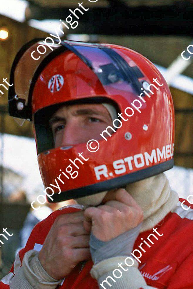 1970 SA GP Rolf Stommelen getting ready (thanks Vito Momo via G Cavalieri) 049 cropped