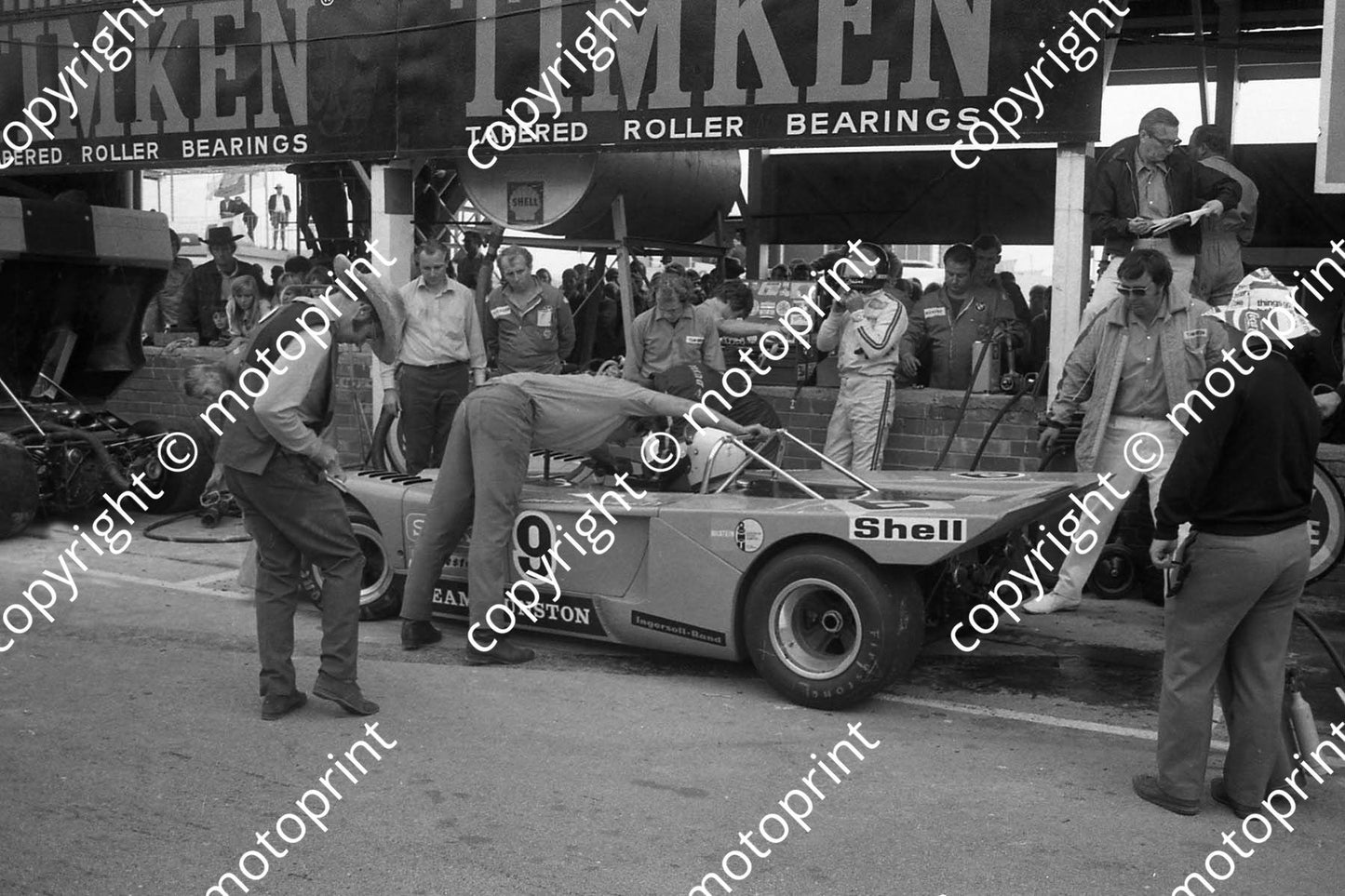 1971 9 Chevron B19 Howden Ganley Paddy Driver_ Gunston_s Joe Putter on right  behind car (thanks Ken Stewart) (4)