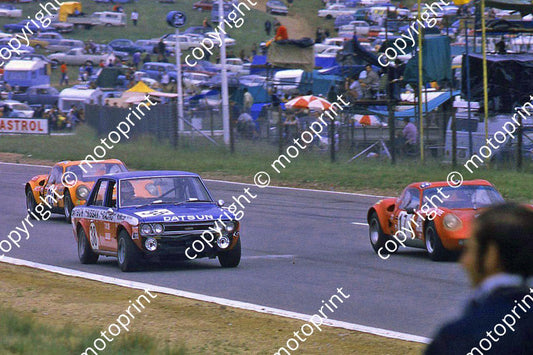 1971 9hr Chevron B8 b vd Merwe Conchie_ Datsun 1600SSS C Taylor D Joubert, Chevron B8 Tuckett Grant 045 (thanks Vito Momo via G Cavalieri) cropped