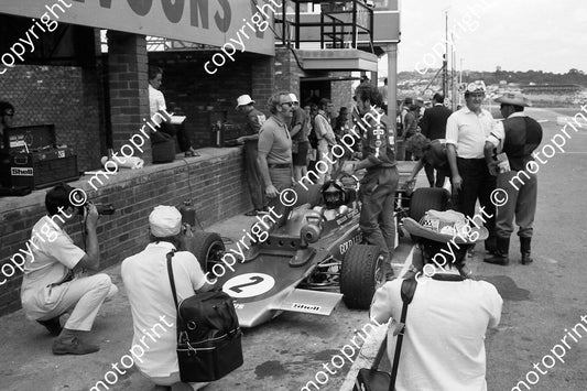 1971 SA GP E Fittipaldi Lotus 72, Chapman to left_ right white shirt Evert van Niekerk journalist  (thanks Ken Stewart)250