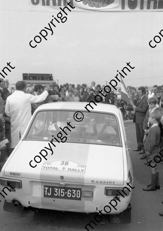 1972 Total 38 Pat Moss Val Morley Renault Gordini (courtesy Roger Swan) (1)
