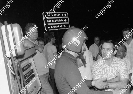 1973 Daily News 1000 Hills 18 Jan Hettema, Chev V8, Geoff Mortimer team manager_ Bernie Marriner listens in (courtesy Roger Swan) (3)
