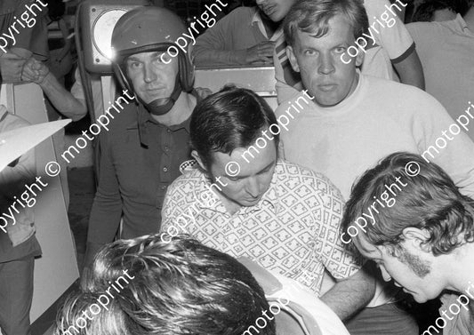 1973 Daily News 1000 Hills 18 Jan Hettema, helmet, Chev V8 Geoff Mortimer team manager front (courtesy Roger Swan) (4)