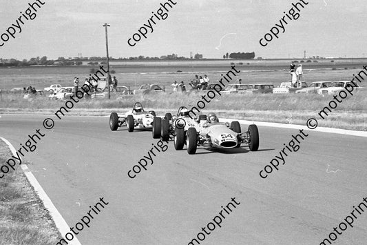 1973 FF Welkom 54 Johnny Rosendahl Titan, 15 Paul Hearn Titan, 41 John Barnes Merlyn Mk20 (permission Malcolm Sampson Motorsport Photography) 520