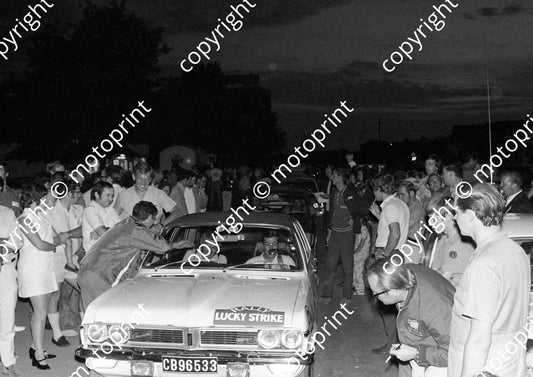 1973 Lucky Strike 6 Louis Cloete, Mike Hooper Chev Firenza_ Harvey Thomas The Star Motoring Editor bending far right (courtesy Roger Swan) (38)