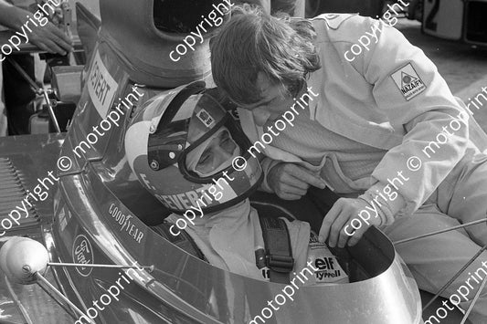 1973 SA GP Cevert in car Stewart confer 014