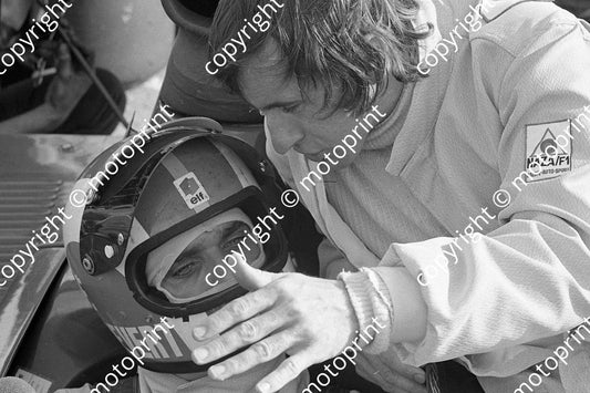 1973 SA GP Cevert in car Stewart confer 016