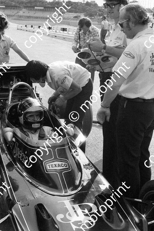 1973 SA GP E Fittipaldi pit Chapman Warr 089
