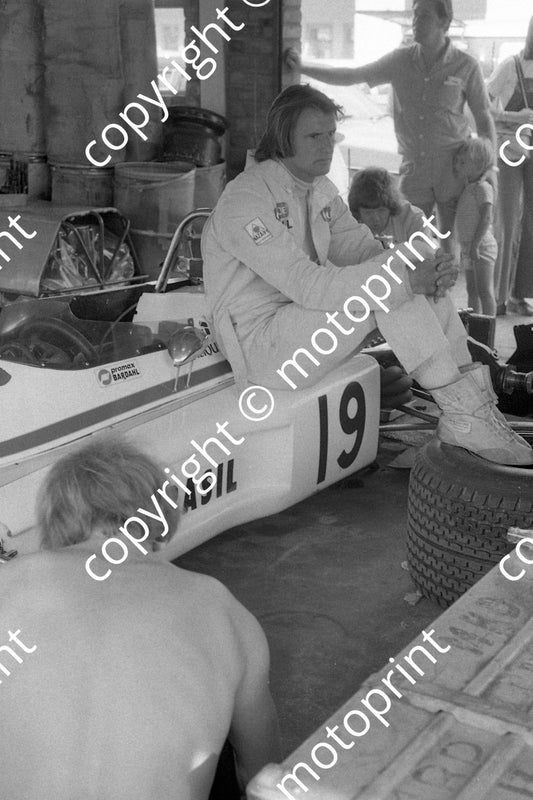 1973 SA GP W Fittipaldi at ease on car 092