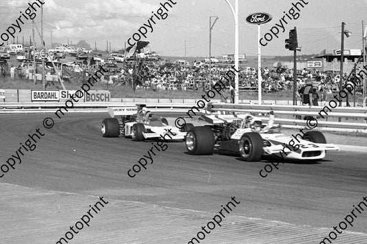 1973 SS Highveld 100 SS Fred Cowell Lola T190 waves, Dave Charlton Lotus 72 can_t see (courtesy Roger Swan)