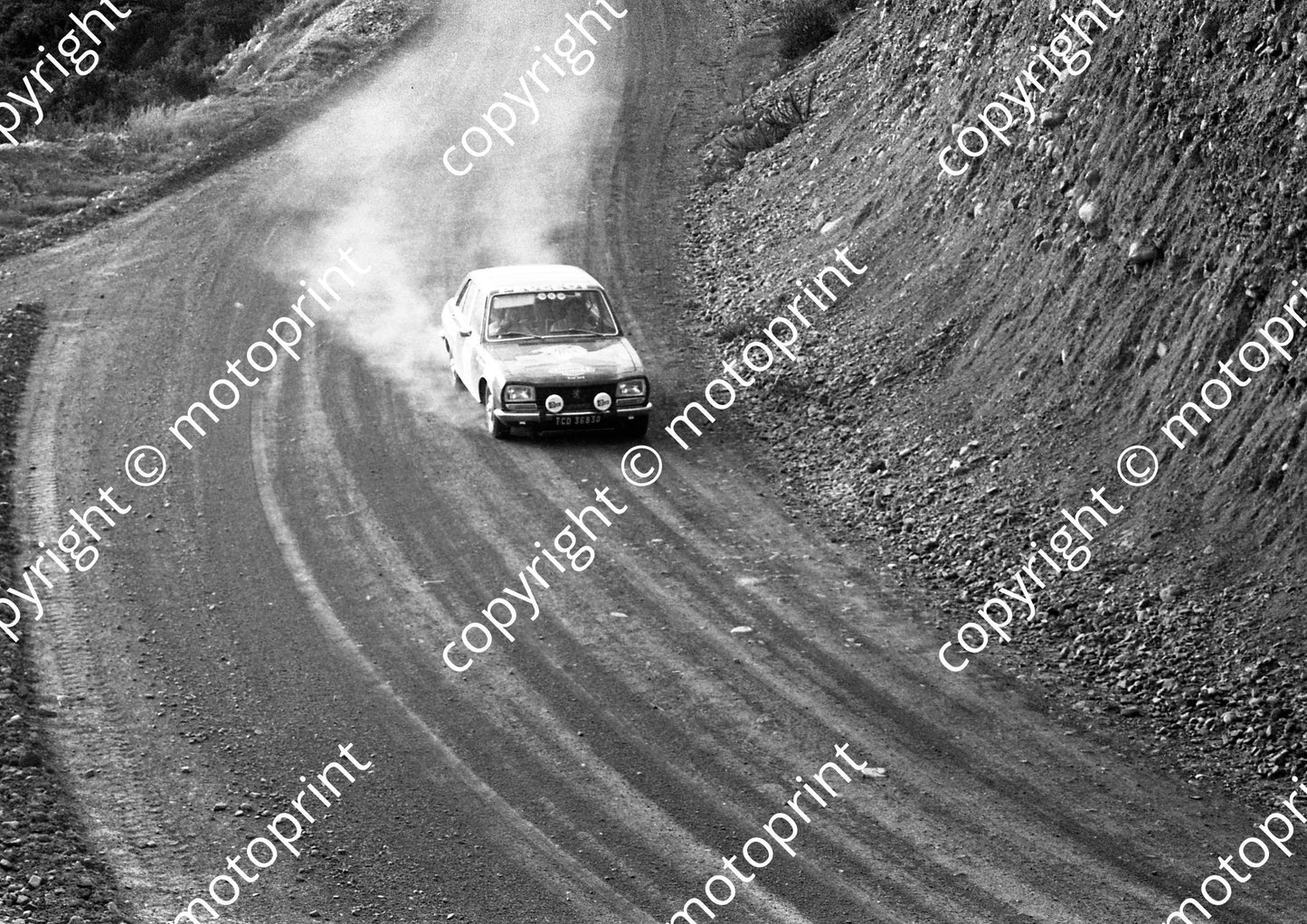 1973 Wynns 24 Johan Theron, Leon Steenkamp Peugeot 504 1085 (courtesy Roger Swan)