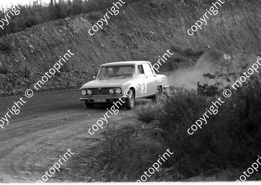1973 Wynns 3 Ian Adcock, Peter Hall Alfa 1750 Berlina (courtesy Roger Swan) (18)