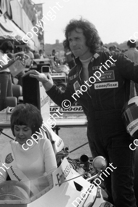 1974 SA GP 0 Eddie Keizan and BP girl in Tyrrell (Courtesy Roger Swan) 076