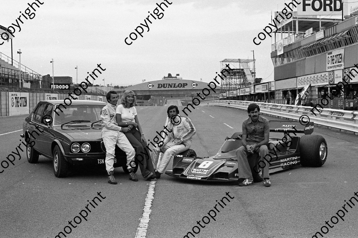 1977 SA GP Alfa PR John Watson,  Crystal Cooper, Carlos Pace, Gordon Murray (permission Malcolm Sampson Motorsport Photography) (2)