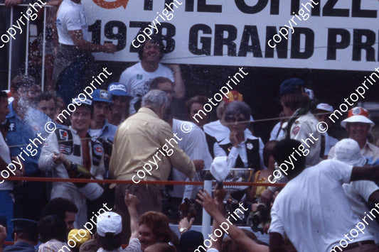 1978 SA GP Patrick Depailler spraying, Ronnie Peterson right (courtesy Roger Swan) 542