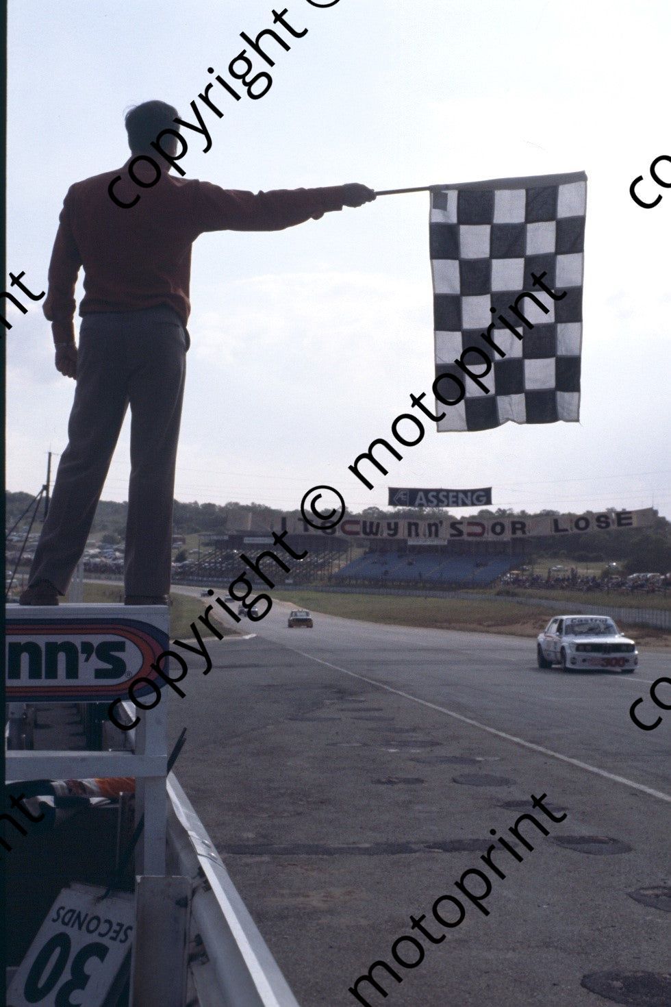 1978 Wynns 0 Finishing flag end of heat one (courtesy Roger Swan) (16)