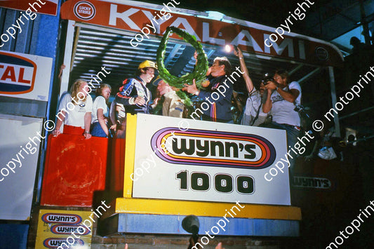 1979 Wynns podium Mike Reid presents laurel wreath to Eddie Keizan (courtesy Roger Swan) 074