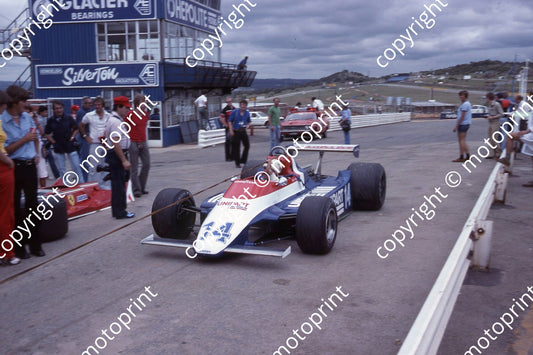 1980 SA GP 14 Clay Regazzoni Ensign on tow rope (permission Malcolm Sampson Motorsport Photography) (272)