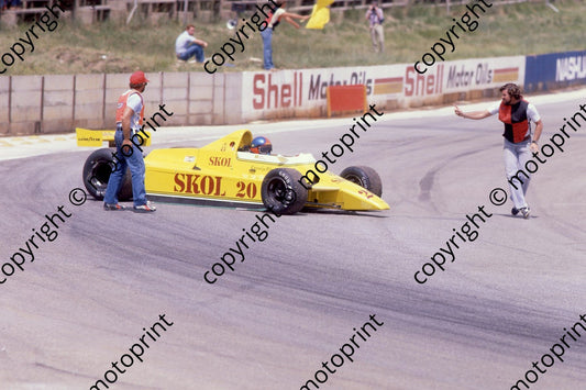 1980 SA GP 20 Emerson Fittipaldi F7 Fittipaldi Clubhouse spin (permission Malcolm Sampson Motorsport Photography) (2)