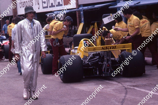 1980 SA GP 20 Fittipaldi team, Peter Warr left beside car (permission Malcolm Sampson Motorsport Photography)(304)