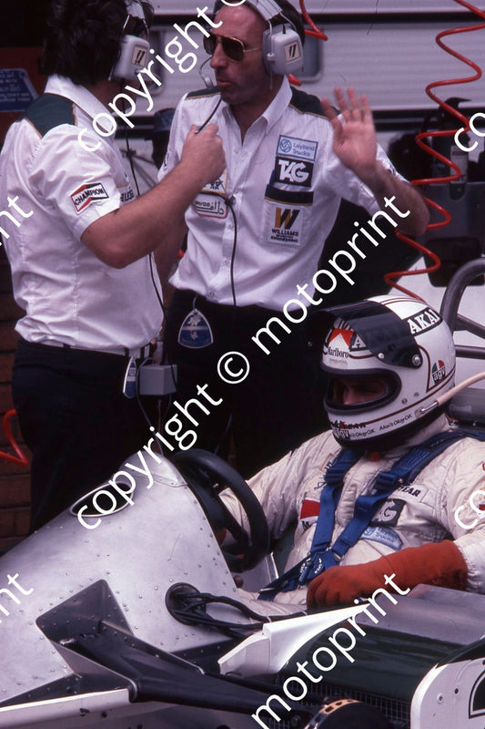 1980 SA GP 27 Alan Jones Williams pit consultation (permission Malcolm Sampson Motorsport Photography)(99a) (1)