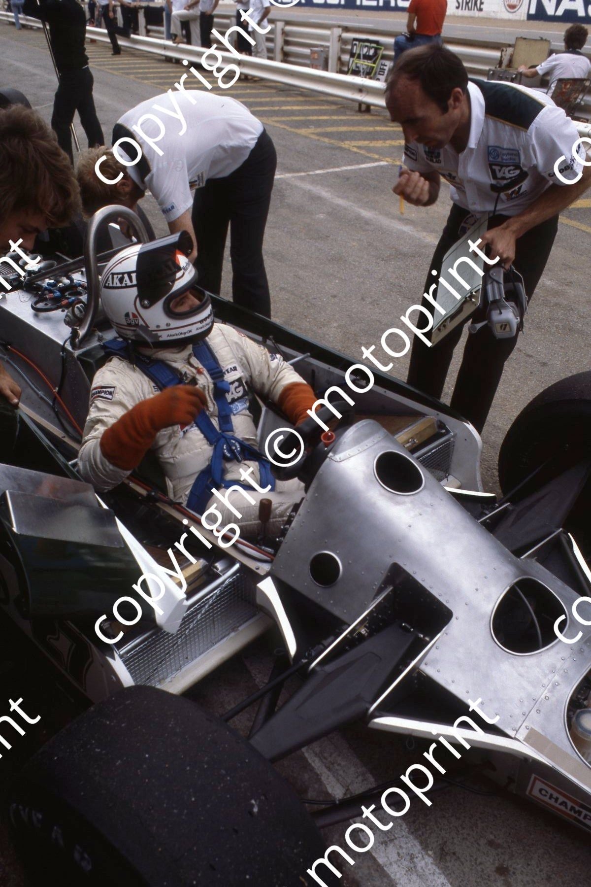 1980 SA GP 27 Alan Jones Williams pit consultation (permission Malcolm Sampson Motorsport Photography)(99a) (2)