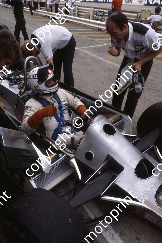 1980 SA GP 27 Alan Jones Williams pit consultation (permission Malcolm Sampson Motorsport Photography)(99a) (2)