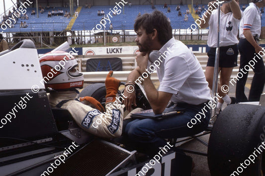 1980 SA GP 5 Nelson Piquet, Gordon Murray pit consultation (permission Malcolm Sampson Motorsport Photography)  (1)