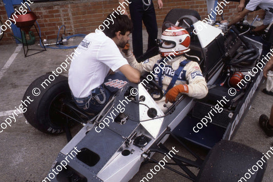 1980 SA GP 5 Nelson Piquet, Gordon Murray pit consultation (permission Malcolm Sampson Motorsport Photography)  (2)