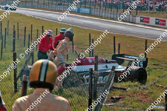 1982 SA GP 35a  Derek Warwick Toleman TG181 crash (thanks Roger Swan) 816