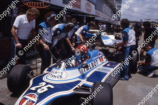 1982 SA GP Eddie Cheever Ligier note JP Jabouille on crutches (thanks Roger Swan) (2)