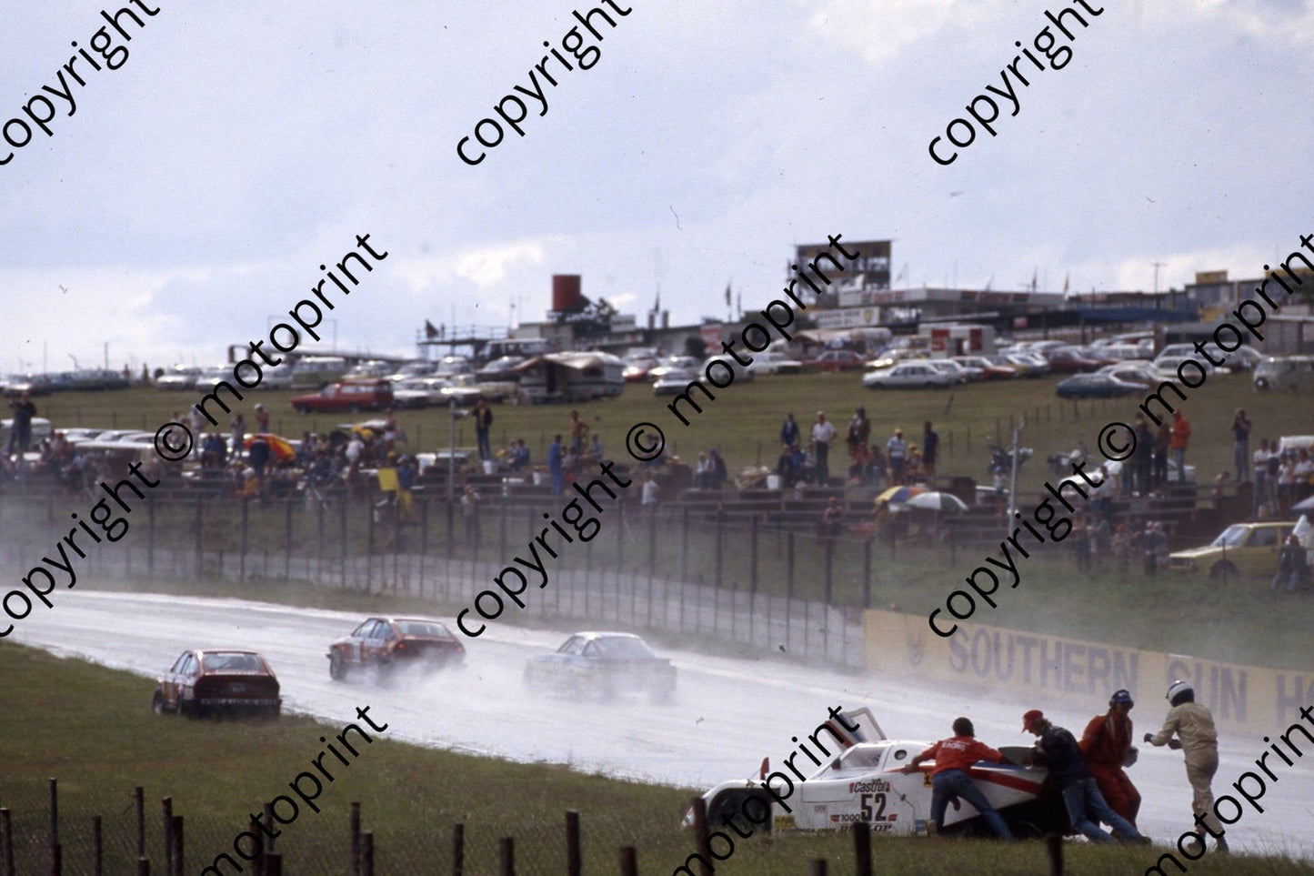 1983 Castrol 1000 52 i rain off Barbeque Bianco Carello Lancia, 82  Chatz Sanders dragging catch fences (courtesy Roger Swan) (79)